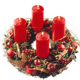 Feierlicher Advetsnkranz mit roten Kerzen