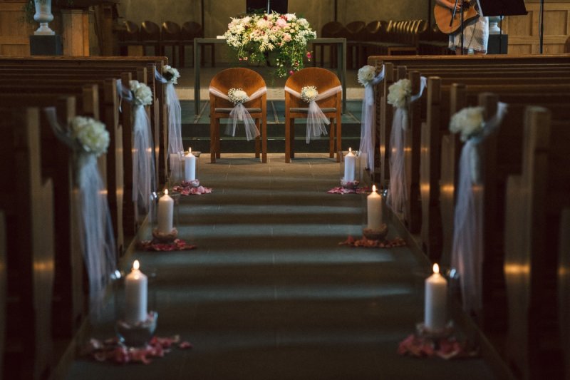 Floristische Hochzeitsdekoration in der Kirche
